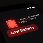Screenshot layar ponsel menunjukkan ikon baterai merah dan notifikasi baterai lemah, dengan anotasi panah menyorot persentase baterai yang kritis dan peringatan.